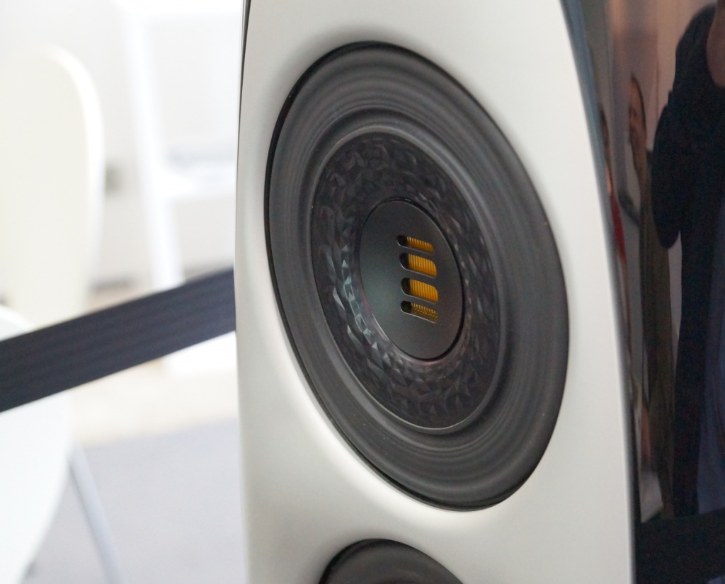Elac Concentro: с близкого расстояния